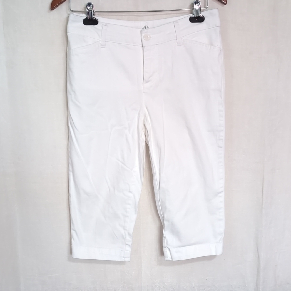 St. John's Bay White Capri Size 8 Petite